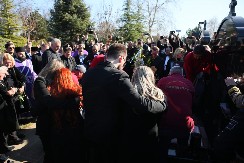 NI SUZANA NI DECA On je na grobu održao govor Saši Popoviću: "Nemojmo plakati, pozdravimo Saleta jednim velikim aplauzom!"