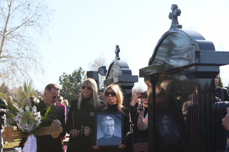 SVI SE PITAJU KO JE ŽENA KOJA JE NOSILA SAŠINU FOTOGRAFIJU Bila je veoma bliska sa Popovićem (FOTO)