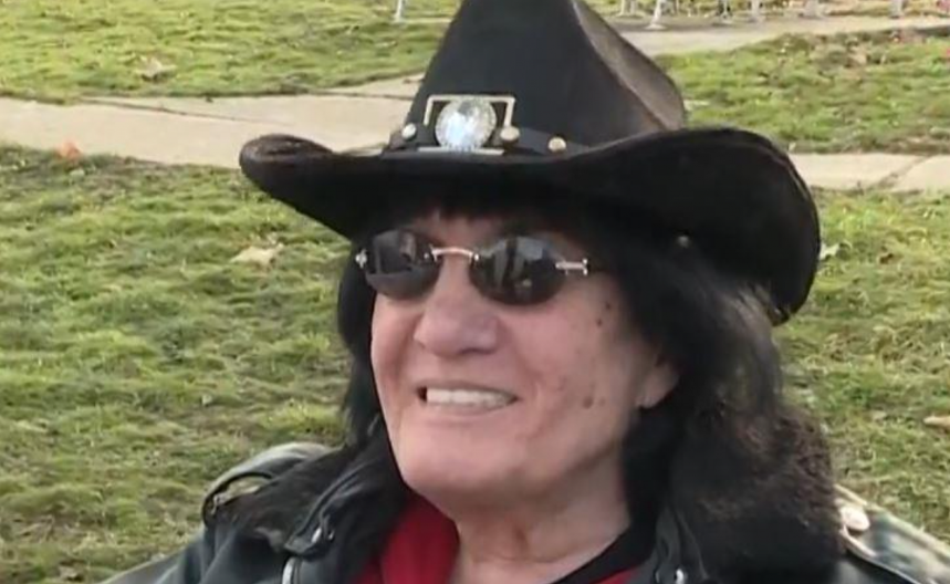 MILIĆ VUKAŠINOVIĆ PONOVO NA NOGAMA! Ponovo uči da hoda, osmeh ne skida sa lica! (FOTO)