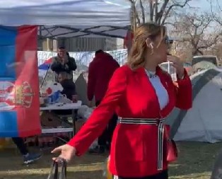 "BEŽI BRE U BOSNU TI!" Jezivo! Žena vređa i provocira studente koji hoće da uče u Prionirskom parku! (VIDEO)