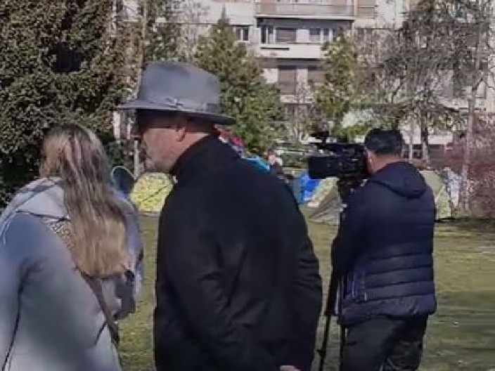 NOVA PROVOKACIJA U PIONIRSKOM PARKU Brutalno vređa studente samo zato što hoće da uče! (VIDEO)