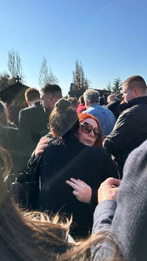 SAŠINA NEUTEŠNA ĆERKA NJOJ PALA U ZAGRLJAJ Popovićeva bliska prijateljica se ne odvaja od porodice, sa njima je na groblju