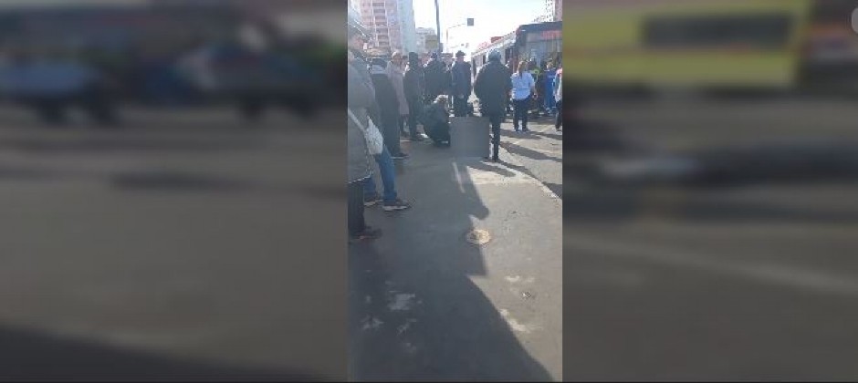 LJUDI LEŽE PO ULICI! Auto udario u autobusku stanicu, povređeno 11 osoba, među njima i dete (12) (FOTO)