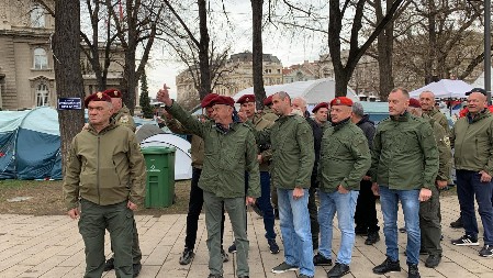 STIGLI I VETERANI U PIONIRSKI PARK Podrška studentima koji žele da uče (VIDEO)