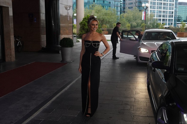 VODITELJKA KUPUJE GROBNO MESTO! U četvrtoj deceniji odlučila gde će biti sahranjena, porodica šokirana njenom odlukom!