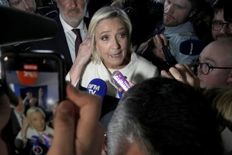 MAKRON ODBRUSIO MARIN LE PEN: Haos u Francuskoj zbog Putina, svi vojni komandanti u Parizu