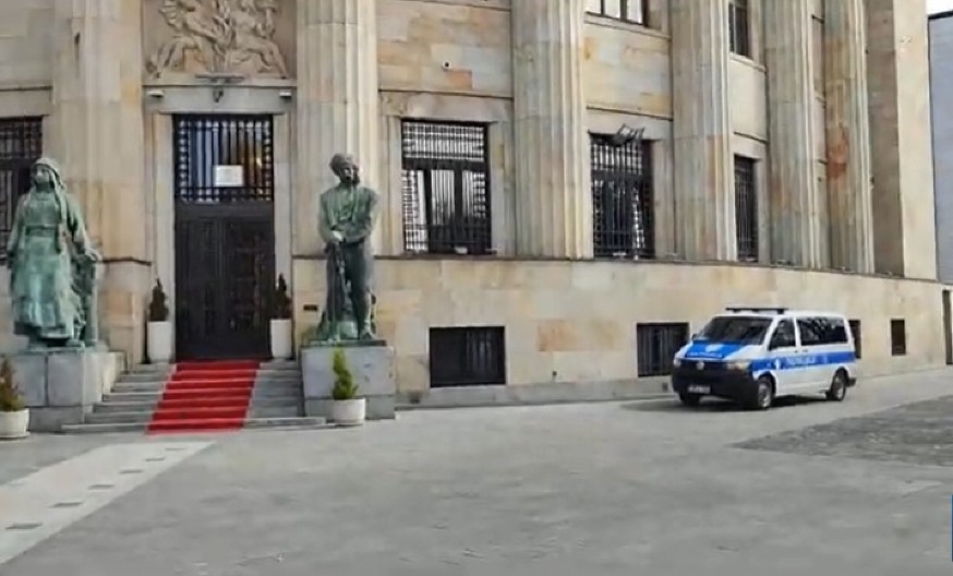 Policajci s drugim cevima ponovo pred Palatom Republike Srpske