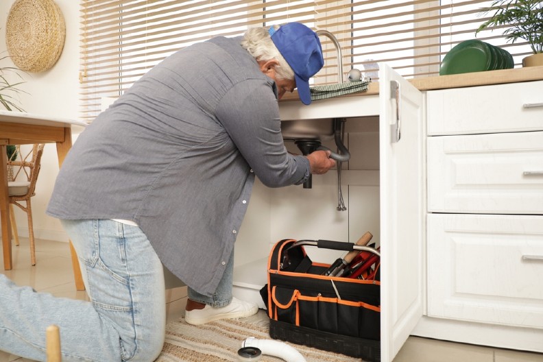 ON TO RADI BEZ AGRESIVNIH HEMIKALIJA Vodoinstalater otkrio jednostavan trik za čišćenje odvoda: Potrebna su samo 2 sastojka