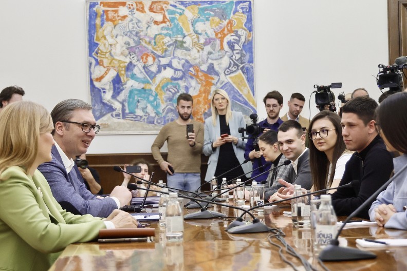 VUČIĆ SE OGLASIO NAKON SASTANKA SA STUDENTIMA KOJI ŽELE DA UČE Kao predsednik Republike, ja ću, zajedno sa vama, da se borim za vaša prava!
