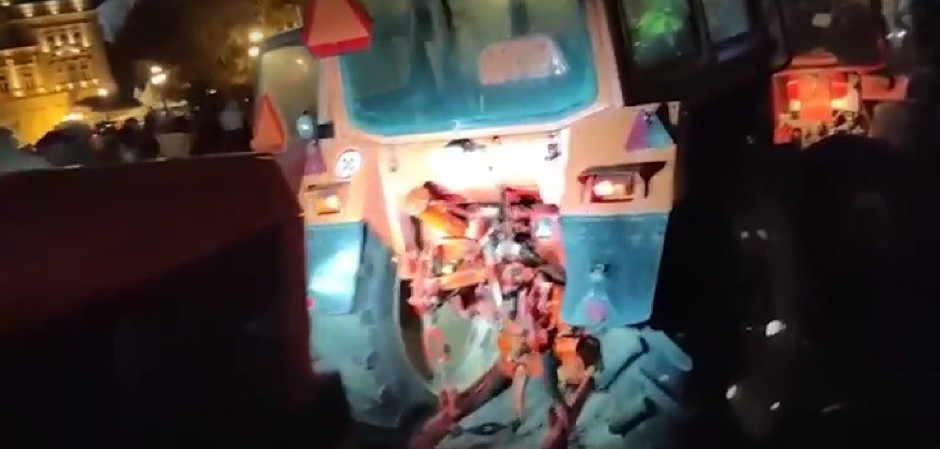 ISKUSNI LOPOVI MEĐU EKSTREMISTIMA BLOKADERIMA:  Sedam traktora pokrenuli spajanjem zica, krenuo HAOS (VIDEO)