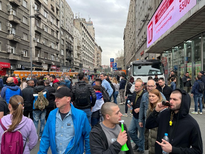 DRŽAVA JE SVIRALA KRAJ! Privedeni zbog nezakonitog blokiranja škole!