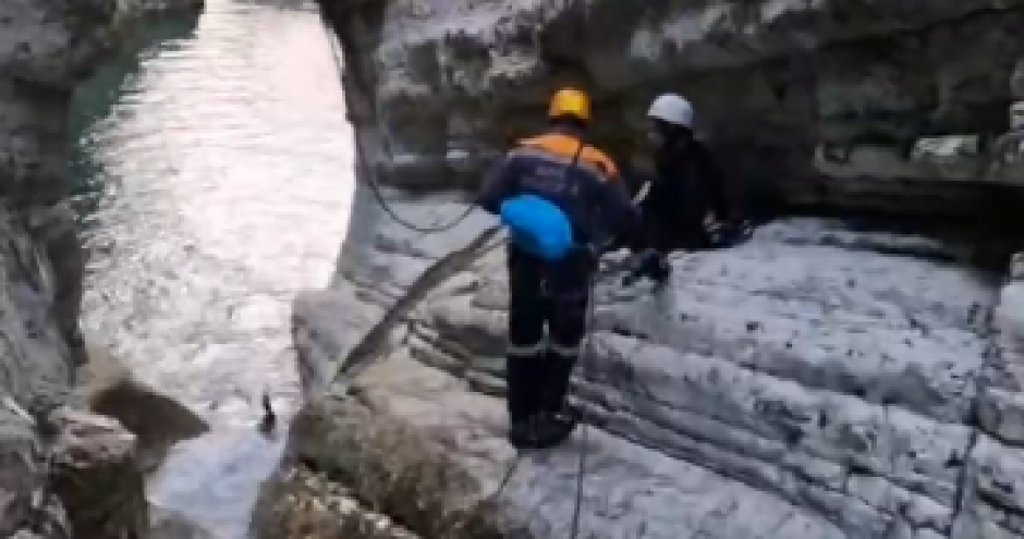 SNIMLJENA AKCIJA SPASAVANJA Devojka na bezbednom