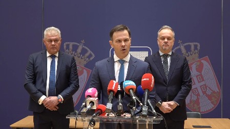 MAKSIMALNI IZNOS KREDITA 100.000 EVRA, UČEŠĆE SAMO 1% Siniša Mali potpisuje ugovor sa predstavnicima Banke Poštanska štedionica