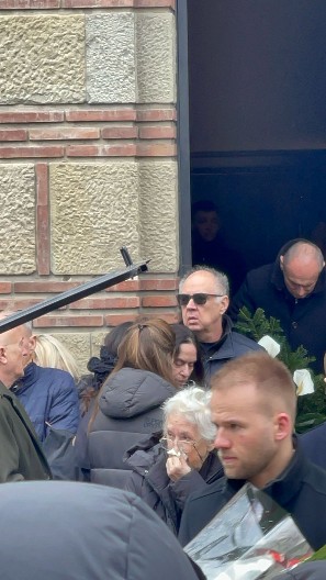 PORODICA UTUČENA OD BOLA, BULE NE LIČI NA SEBE! Potresne scene na sahrani Aleksanre Goncić (FOTO)