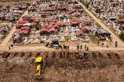 POTRESNE SLIKE IZ KOČANA U toku kopanje grobova za stradale u požaru u diskoteci (FOTO)