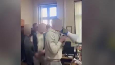 BLOKADE NAM UNIŠTAVAJU OMLADINU Užasavajuća scena Iživljavanje đaka gimnazije u Šapcu nad direktorom (VIDEO)