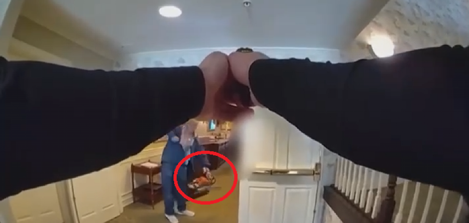 MUŠKARAC NAPAO POLICIJU MOTORNOM TESTEROM Kamera sve zabeležila! (VIDEO)