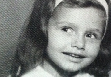 IZRASLA U MUDRU ŽENU! Devojčica sa fotografije je danas jedna od najglasnijih javnih ličnosti u Srbiji