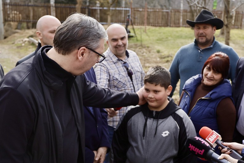 ZAHVALAN DIVNIM DOMAĆINIMA NA IZUZETNOM GOSTOPRIMSTVU Vučić: Važno je da pomognemo koliko god možemo, pogotovo putem subvencija