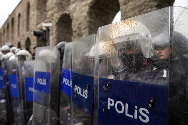 UHAPŠENI NOVINARI TOKOM DEMOSTRACIJA U TURSKOJ! Turske vlasti ne popuštaju