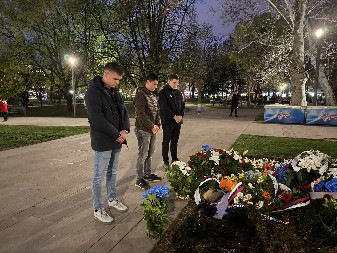 STUDENTI KOJI HOĆE DA UČE POLOŽILI VENAC NA SPOMENIK MILICI RAKIĆ (FOTO)