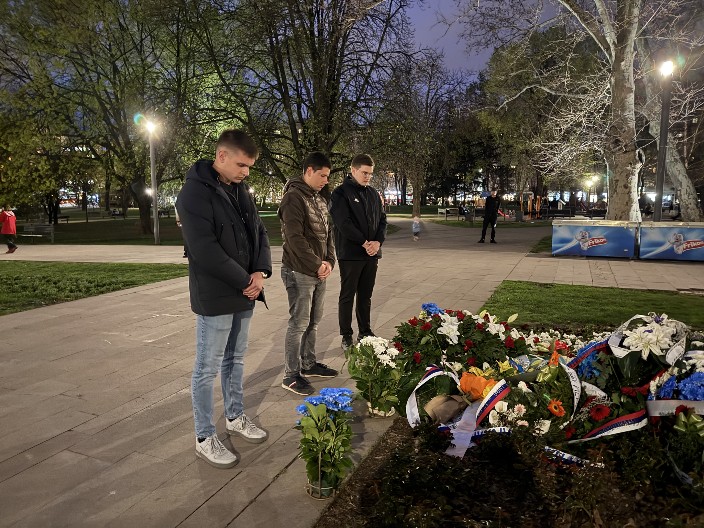 STUDENTI KOJI HOĆE DA UČE POLOŽILI VENAC NA SPOMENIK MILICI RAKIĆ (FOTO)