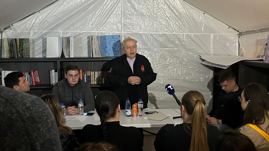 MNOGIMA U SRBIJI JE OVO MISTERIJA, ALI PROFESOR SADA OBJAŠNJAVA: Zašto vidimo u redovima opozicionara da jednu stvar posebno rade? (VIDEO)