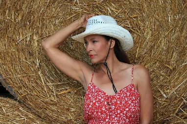 BILA JE ZVEZDA, A DANAS SREĐUJE I ČISTI ŠTALU! Pevačica se odala poroku nakon razvoda, a sada je promenila život iz korena (FOTO)