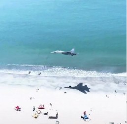 SNIMAK ZAPALIO MREŽE Kineski borbeni avion leteo tik iznad plaže, pogledajte šta je izveo pilot (VIDEO)