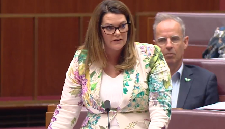 HAOS U PARLAMENTU! Senatorka izvukla OVO usred rasprave: "Uklonite ga odmah iz komore" (VIDEO)