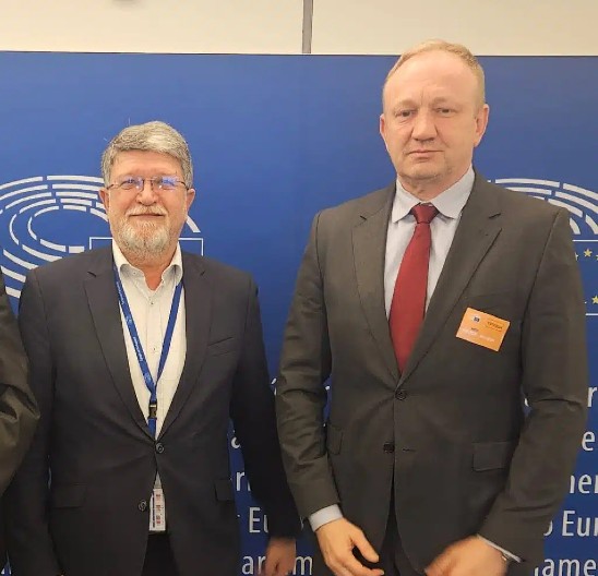 STUDENTI ŠETAJU I BLOKIRAJU Za to vreme, Đilas i Milivojević na koktelu sa Kurtijem i Šiderom!