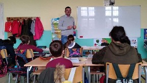 NAPUSTIO MESTO DIREKTORA DA BI PREDAVAO ODELJENJU OD DESET ĐAKA! O njegovom postupku priča čitava Srbija!