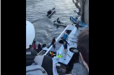 AUTOBUS KOJI JE VOZIO DECU NA IZLET KRENUO UNAZAD I UPAO U REKU: Vozač preminuo, objavljen JEZIV SNIMAK (VIDEO)