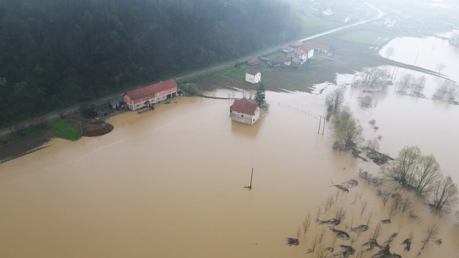 NEPROSPAVANA NOĆ ZA MEŠTANE SELA KOD LOZNICE Jadar poplavio oranice i ugrozio kuće, evo kakva je danas situacija