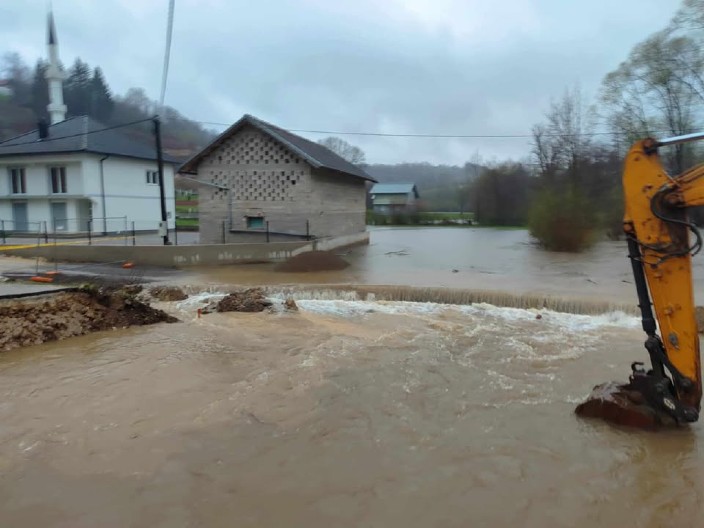 TEŠKA SITUACIJA U KOMŠILUKU ZBOG PADAVINA U Modriči poplavljene kuće, u Priječanima odron, u Skucanom Vakufu desna obala odsečena od ostatka opštine (FOTO/VIDEO)