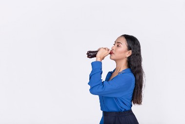 NOĆNA MORA NA POSLU, PILA SOK I OSETILA ČUDAN UKUS Odlučila je da postavi kameru, snimak otkrio jezivu istinu!