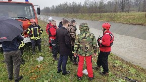 TUZLA TUGUJE! Policajac Samir skočio u reku  da spase begunca i kolege