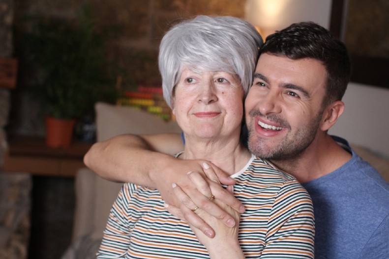 HAMZA IMA 40 GODINA, A NJEGOVA SUPRUGA 74 Zaljubila se u njega dok mu je bila učiteljica, a onda uradila neverovatnu stvar – porodica u šoku!