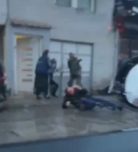 MASOVNA TUČA U NOVOM PAZARU PRED IFTAR U sukobu učestvovalo više osoba (VIDEO)