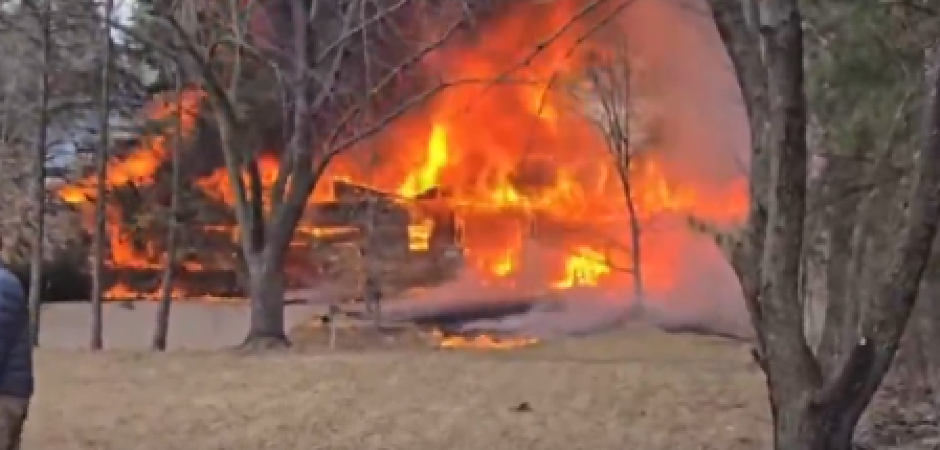 TRAGEDIJA! AVION SE SRUŠIO NA KUĆU Nisu svi preživeli, stižu stravični snimci sa lica mesta (VIDEO)