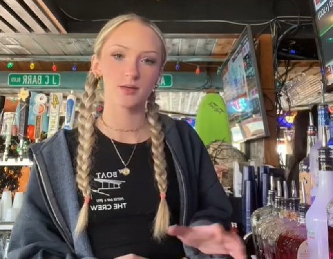 POHVALILA SE NAPOJNICOM OD 800 EVRA Konobarica ispunila mušteriji čudnu želju, sve ispričala bez trunke stida!