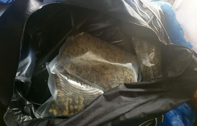 TINEJDŽER (18) SA KLINCEM (15) PRODAVAO MARIHUANU  Policija ih presrela na ulici u Sremskoj Mitrovici