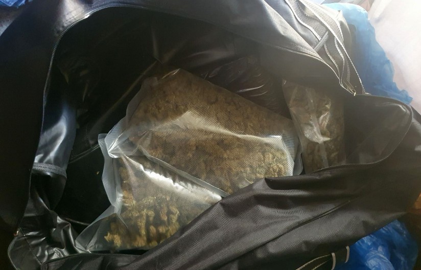 TINEJDŽER (18) SA KLINCEM (15) PRODAVAO MARIHUANU  Policija ih presrela na ulici u Sremskoj Mitrovici