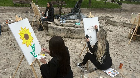 SLIKANJE POD OTVORENIM NEBOM Studenti koji žele da uče organizovali slikarsku radionicu u Pionirskom parku (VIDEO)