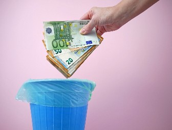 MAJKO MILA, PA DA LI JE MOGUĆE? Žena čistila kuću i bacila 3 i po miliona evra u đubre, muž ne zna šta ga je snašlo!