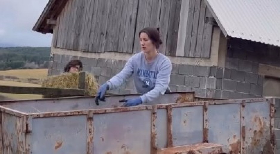 DOK DRUGI KAČE SELFIJE, ONA CEPA DRVA I VOZI TRAKTOR Jovana je influenserka koja razbija sve predrasude o životu na selu! (VIDEO)