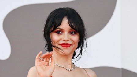 GDE SU JOJ OBRVE? Glumicu niko ne prepoznaje, izgleda kao totalno druga osoba, pogledajte tek šta je obukla