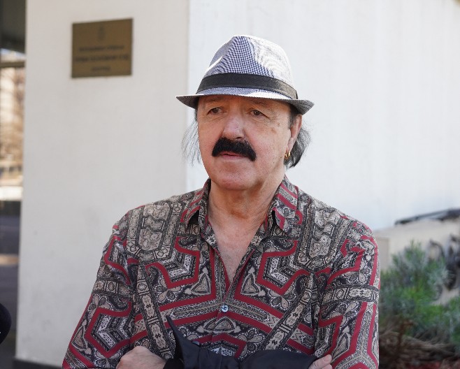 NIKO NE BI POMISLIO DA OVAKO IZGLEDA BEZ ŠEŠIRA! Pojavila se fotografija Harisa Džinovića zbog koje su svi u šoku!