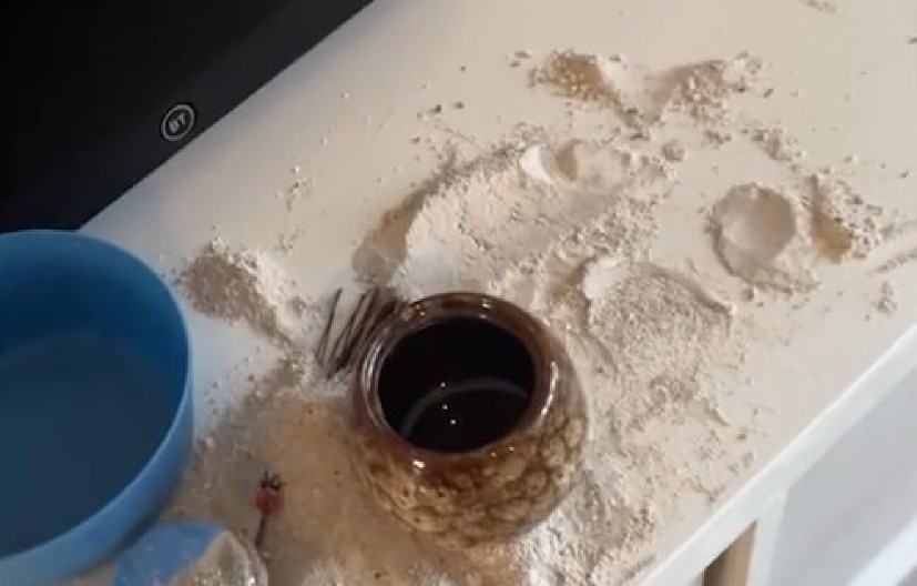 ŠOK I NEVERICA Majka ušla u sobu i zatekla sina prekrivenog belim prahom – istina je još luđa! (VIDEO)