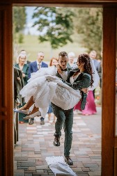 ZNATE LI ZAŠTO SE MLADA PRENOSI PREKO PRAGA Kad čujete razlog za ovaj starinski običaj, naježićete se od straha